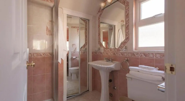 Полулюкс Ocean Breeze Executive Bed and Breakfast