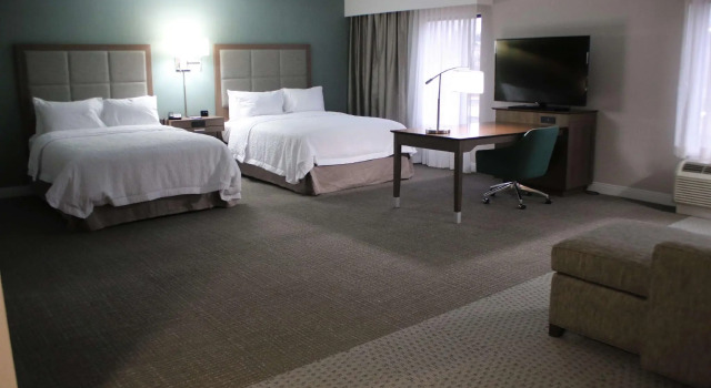 Четырёхместная студия Hampton Inn & Suites Alliance