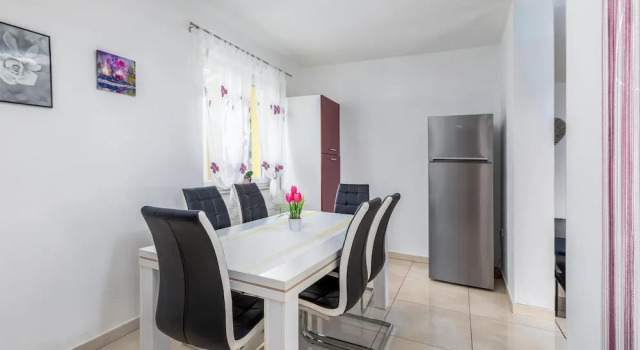 Beautiful Home in Valbandon With Wifi and 4 Bedrooms, Book Hotel Hoteller i Valbandon med pool, Swimmingpool