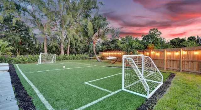 Коттедж 7 Br Home with Pool Gameroom & Soccer