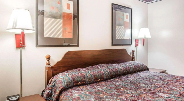 Двухместный номер Standard Econo Lodge McDonough South