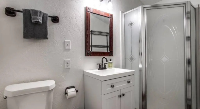 Коттедж Renovated Waterfront w Dock, Sleeps 11
