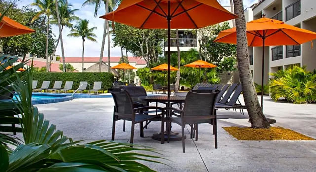 Четырёхместный номер Standard с видом на бассейн Miami Lakes Hotel