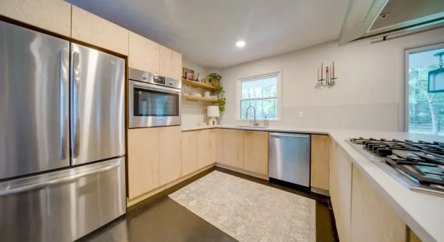 Коттедж Stylish Willoughby Hills Retreat w/ Fireplace!