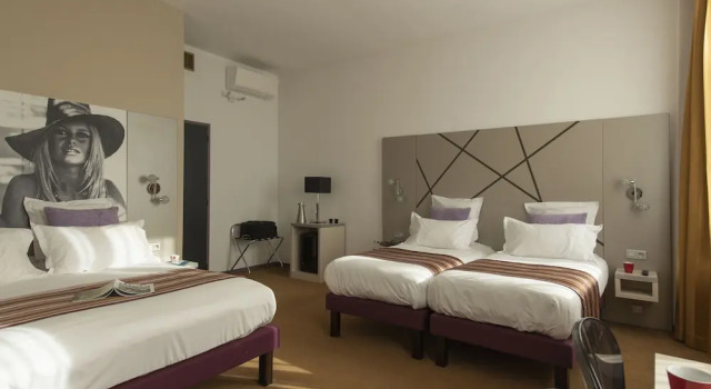 Четырёхместный семейный номер Standard Hôtel Arles Plaza