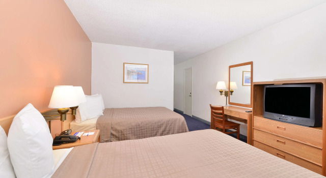 Четырёхместный номер Standard Americas Best Value Inn Ashtabula/Austinburg