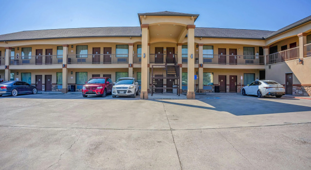 Moulton Inn & Suites By OYO Near Shiner TX, Buchen Sie Hotel Moulton USA