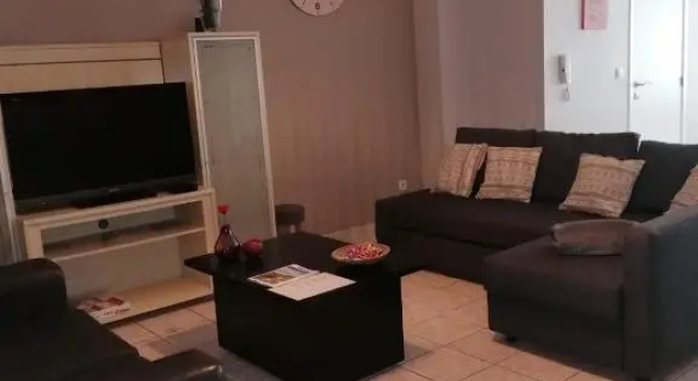 Superbe appartement de 65m2 proche de tout, Buchen Sie Ferienwohnung Hotels in Wallonien mit Parkplatz, Parkplätze