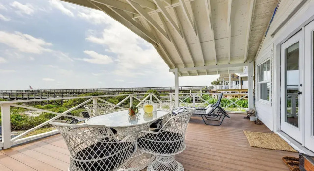 Коттедж Oceanfront Amelia Island Cottage: Deck & Boardwalk