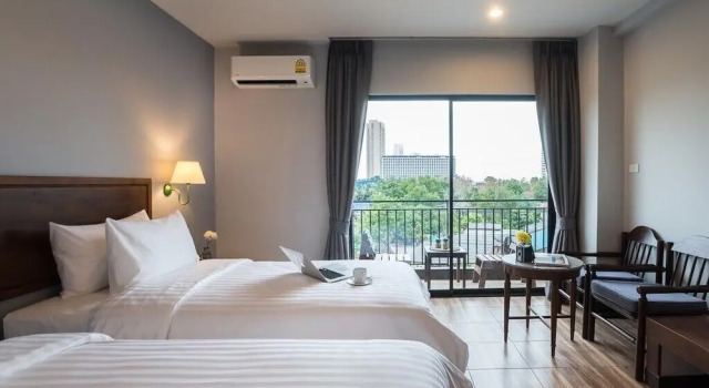 Номер Deluxe с балконом и с видом на бассейн Savotel Hotel
