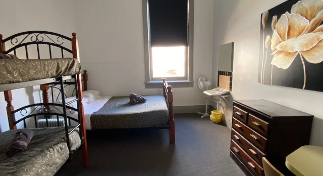 Royal Hotel, Book Hotel Hotels in Horsham with Parking, Parking