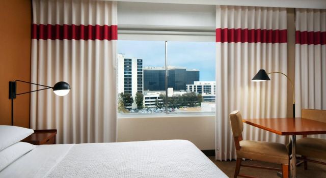 Двухместный полулюкс Four Points by Sheraton Los Angeles International Airport (США)