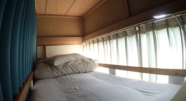 Кровать в общем номере с балконом Guesthouse SORA