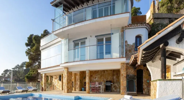 Villa in Cala Canyelles With Sea Views & Pool, Prenota Villa Hotel a Costa Brava con piscina, Piscina