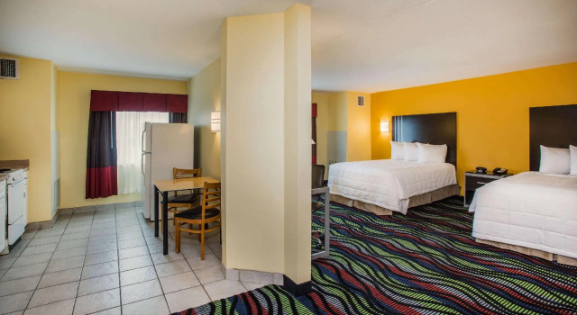 Четырёхместный номер Standard Days Inn & Suites by Wyndham Augusta Near Fort Eisenhower
