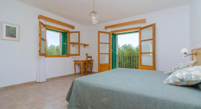 Son Fadri in Campos With 5 Bedrooms and 4 Bathrooms, Rezerwuj Willa Hotele w Majorka z parkingiem, Parking