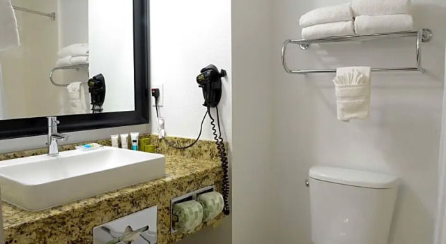 Четырёхместный люкс Country Inn & Suites by Radisson, Buford at Mall of Georgia, GA