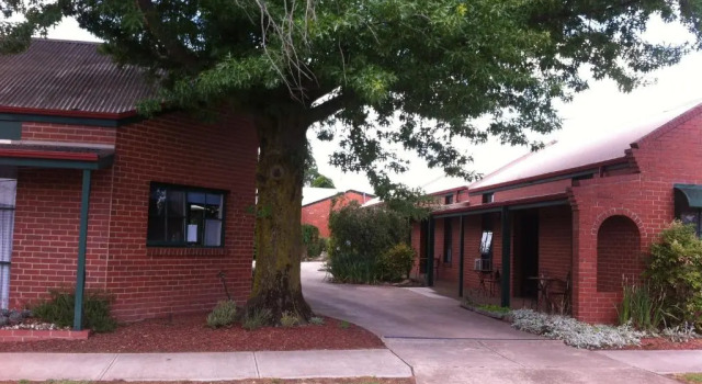 Кровать в общем номере Mansfield Travellers Lodge
