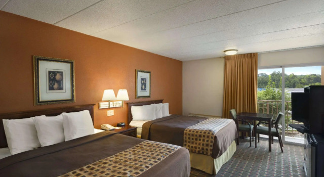 Четырёхместный номер Standard Days Inn Birmingham/Vestavia Hills