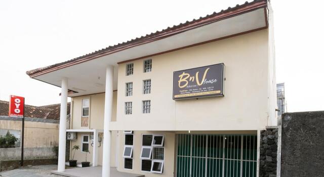 OYO 2173 Bnv House Babarsari, Rezerwuj Hotel Depok Yogyakarta