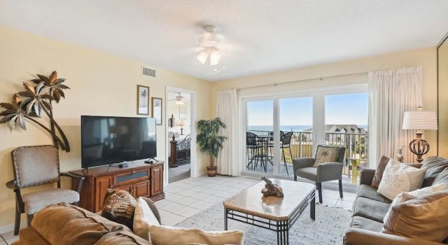 Seacrest 504 is a Gulf Front 2 BR on Okaloosa Island by RedAwning, Varaa Hotelli Hotellit Emerald Coast uima-altaalla, Uima-allas
