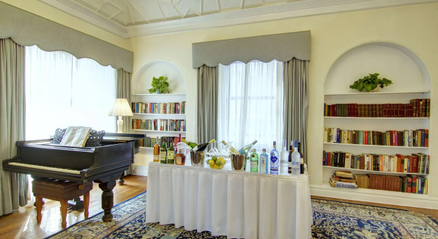 Roger Smith Hotel