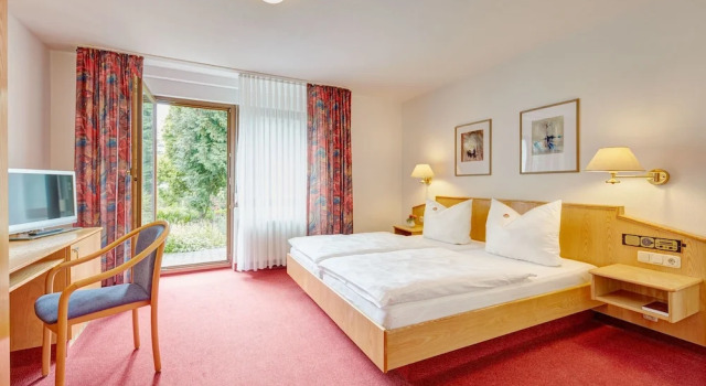 Двухместный номер Standard с балконом и с видом на сад Hotel garni Sonnenhof