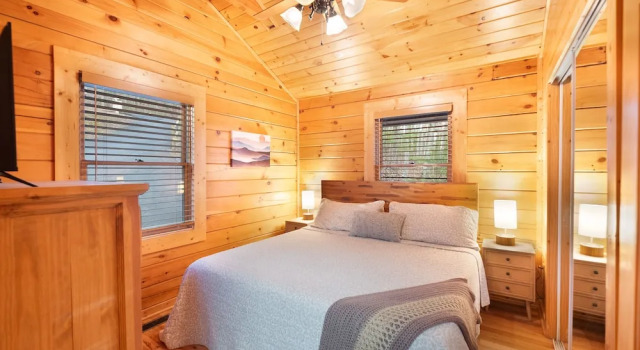 Private Smoky Mtn Log Home w/ 2 Decks + Hot Tub!, Забронировать Дом для отпуска Уэр Вэлли Great Smoky Mountains National Park