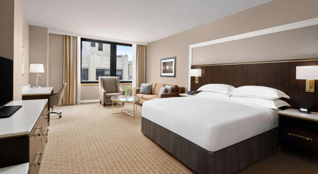Двухместный номер Accessible Hilton Indianapolis Hotel & Suites