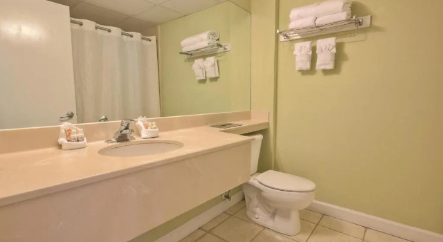 Четырёхместный номер Standard Tidelands Caribbean Boardwalk Hotel and Suites