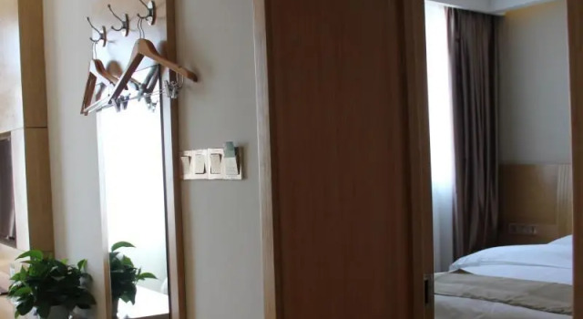 Двухместный номер Standard с красивым видом из окна GreenTree Inn LiuAn Jinan District North Bus Station Express Hotel