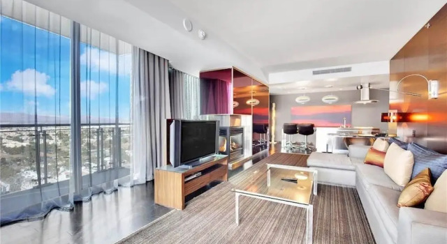 Luxury 1BR Palms Strip View + Balcony Access 37322, Buchen Sie Aparthotel Hotels in Paradise. mit Parkplatz, Parkplätze