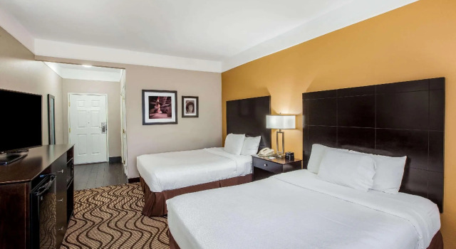 Четырёхместный номер Standard La Quinta Inn & Suites by Wyndham Pasadena