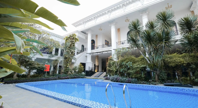 Кровать в общем номере The Grand Palace Hotel Yogyakarta