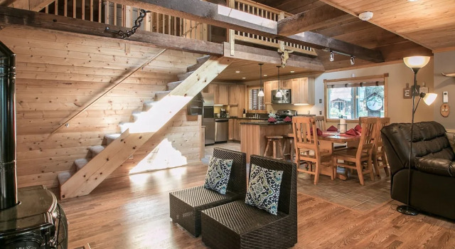 Log Hauler Haus Apartment 3 NW Comfy Cabins, Book Lejlighed Hoteller i Plain med parkering, Parkering