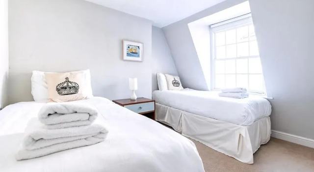 Апартаменты Cozy and Spacious Kensington Maisonette