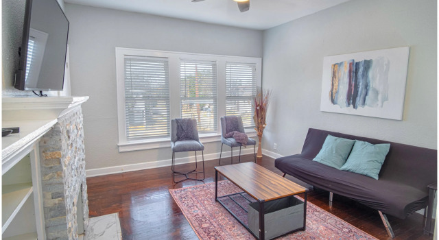 Trendy 3 BR Prime Apt Near Downtown