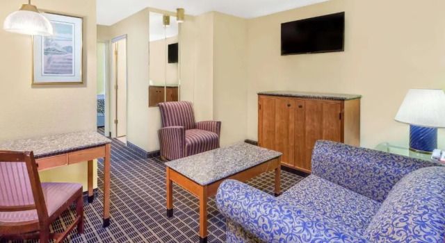Двухместный люкс Days Inn and Suites Kalamazoo
