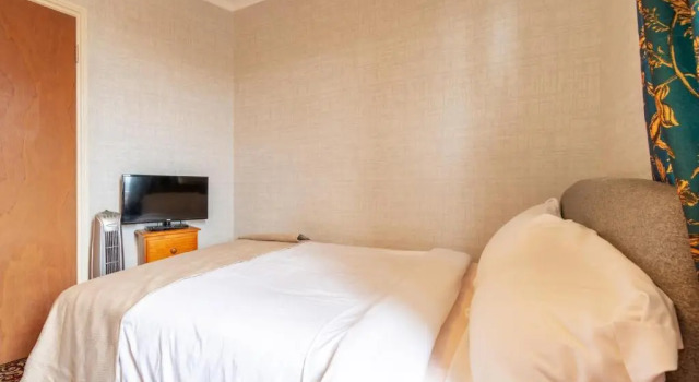 Economy Zimmer Hubert House