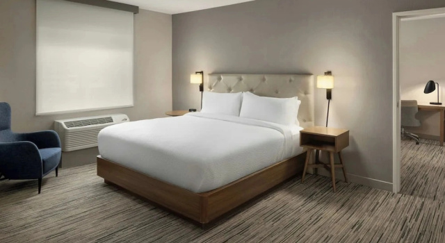 Трёхместный люкс c 1 комнатой Four Points by Sheraton Downtown Seattle Center