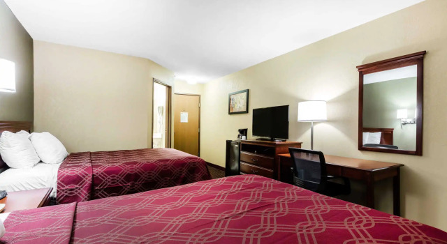 Четырёхместный номер Standard Econo Lodge Inn & Suites Dickson