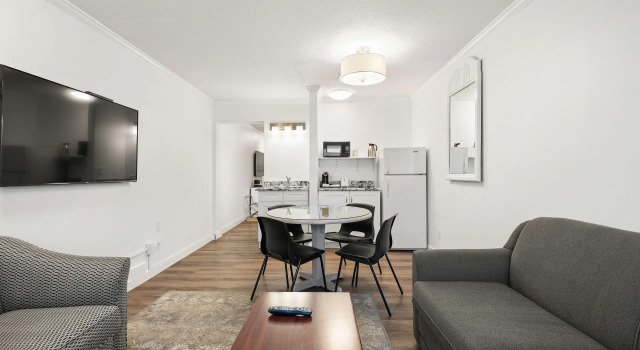 Четырёхместный люкс SureStay Hotel by Best Western Rossland Red Mountain