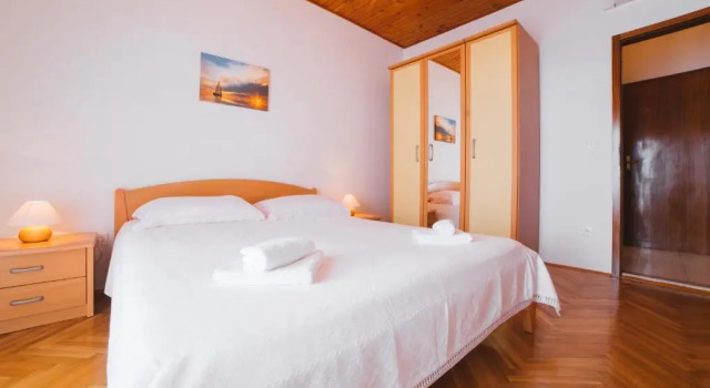 Apartments Ante Petric, Забронировать Апартаменты/квартира Хвар Остров Хвар, рядом с Частный Пляж «Си Ю Румс»