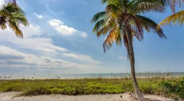 Beachfront Dunes 3 s Gulf Front 3 Br home by RedAwning, Забронировать Отель Отели в центре Форт-Майерс-Бич, в центре