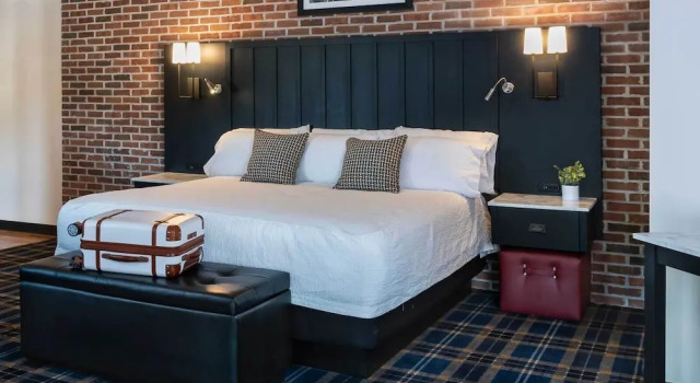 Люкс с балконом Water Street Inn