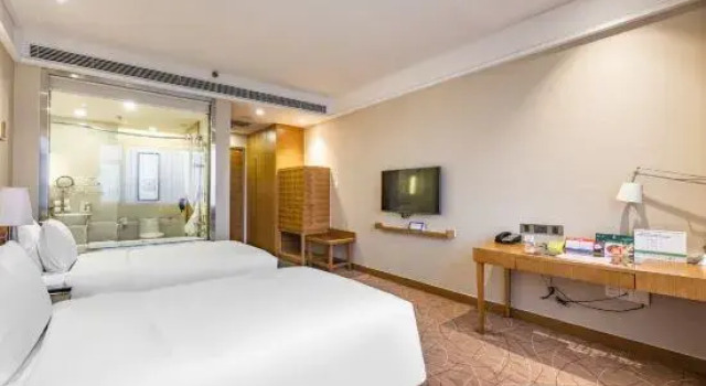 Трёхместный номер Deluxe Holiday Inn Xi'an Big Goose Pagoda by IHG