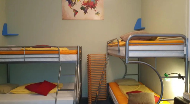 Кровать в общем номере Freedom65 Hostel and Caravan