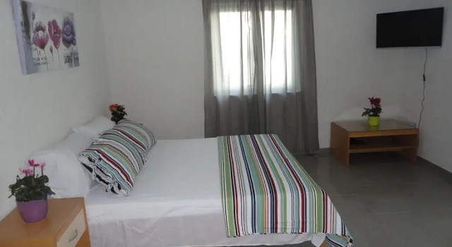Lovely Apartment With Terrace and Gorgeous sea View. Near the Beach !, Забронировать Апартаменты/квартира Скозанье Сплитско-Далматинская жупания