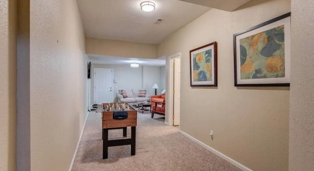 Pet-friendly 4 BR Family Stay Near Downtown, Varaa Lomakoti Hotellit Colorado Springs pysäköinnillä, Pysäköinti