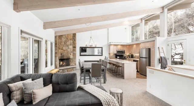 Two Bedroom Apartments with One of a Kind Location on Slopes of Aspen Mountain!, Забронировать Апартаменты/квартира Аспен Горнолыжный курорт Аспен-Сноумас, рядом с Little Nell